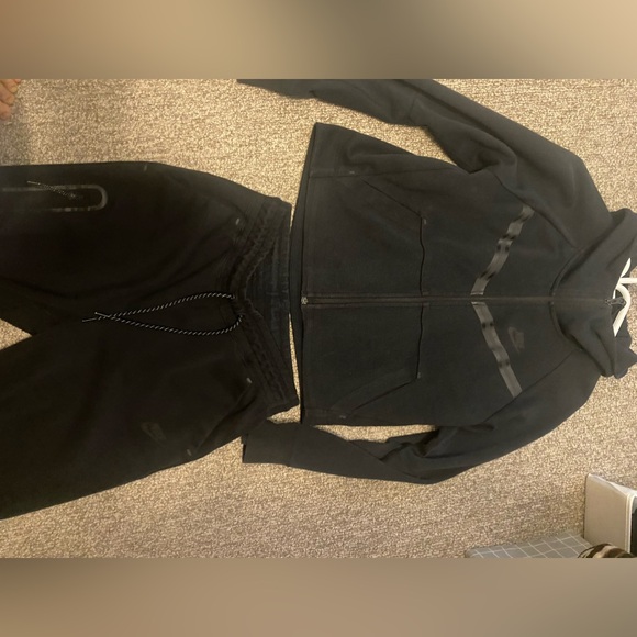 nike tech - Picture 3 of 3